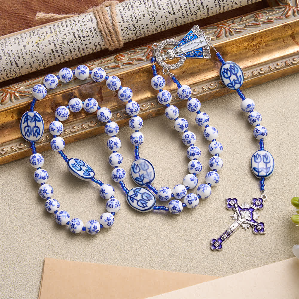 Różaniec z niebiesko-białej porcelany Matki Bożej z Aparecidy: pamiątka na uroczyste nabożeństwo