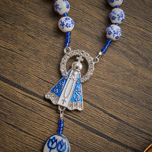 Różaniec z niebiesko-białej porcelany Matki Bożej z Aparecidy: pamiątka na uroczyste nabożeństwo