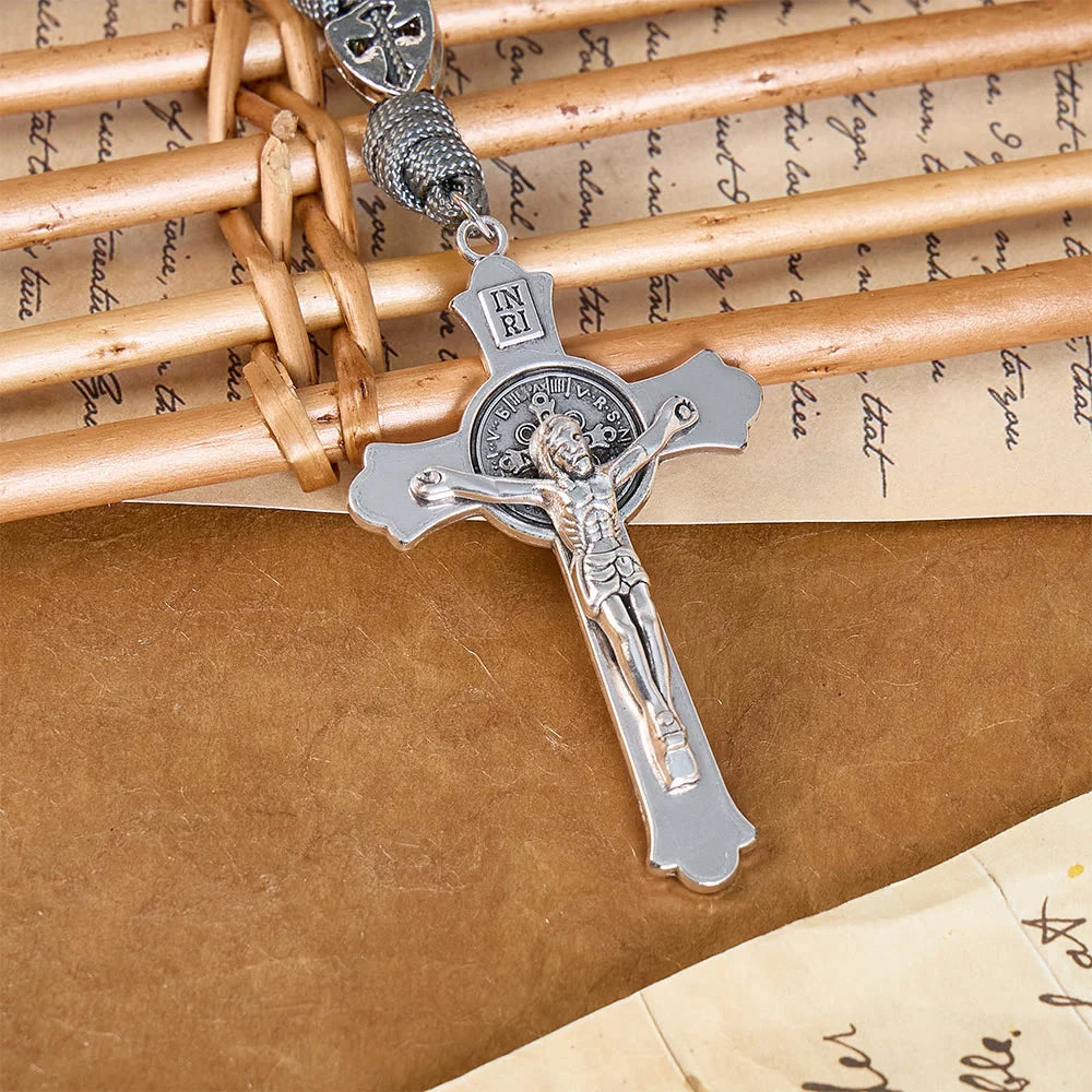 Wytrzymały różaniec z paracordu z rzeźbionym krucyfiksem: Totem Trwałej Boskiej Fortyfikacji