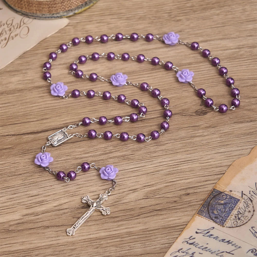 Gładki różaniec z okrągłych koralików w stylu perłowym z ozdobą w kształcie róży i zawieszką w kształcie serca w stylu vintage z Maryją Dziewicą