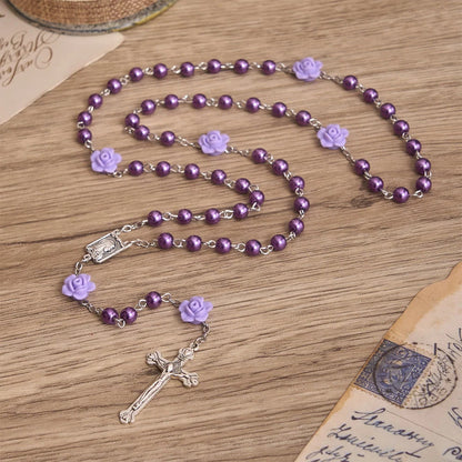 Gładki różaniec z okrągłych koralików w stylu perłowym z ozdobą w kształcie róży i zawieszką w kształcie serca w stylu vintage z Maryją Dziewicą