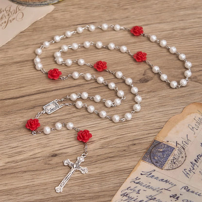 Gładki różaniec z okrągłych koralików w stylu perłowym z ozdobą w kształcie róży i zawieszką w kształcie serca w stylu vintage z Maryją Dziewicą