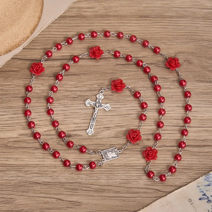 Gładki różaniec z okrągłych koralików w stylu perłowym z ozdobą w kształcie róży i zawieszką w kształcie serca w stylu vintage z Maryją Dziewicą