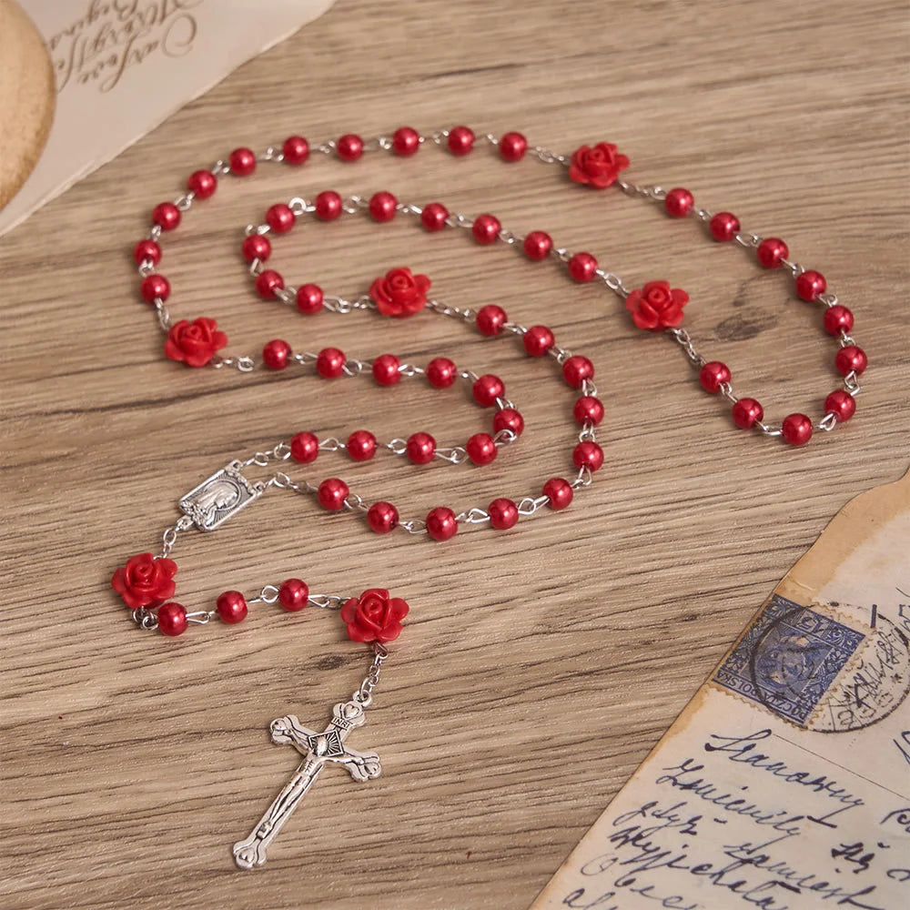 Gładki różaniec z okrągłych koralików w stylu perłowym z ozdobą w kształcie róży i zawieszką w kształcie serca w stylu vintage z Maryją Dziewicą