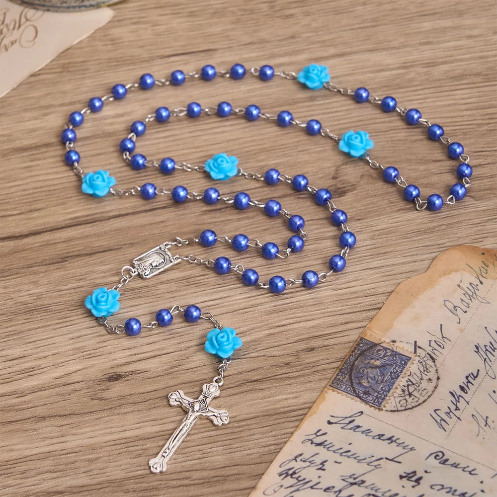 Gładki różaniec z okrągłych koralików w stylu perłowym z ozdobą w kształcie róży i zawieszką w kształcie serca w stylu vintage z Maryją Dziewicą