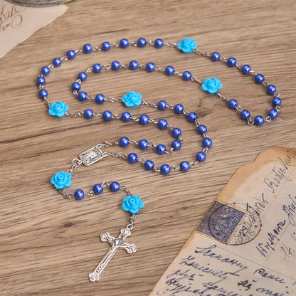 Gładki różaniec z okrągłych koralików w stylu perłowym z ozdobą w kształcie róży i zawieszką w kształcie serca w stylu vintage z Maryją Dziewicą